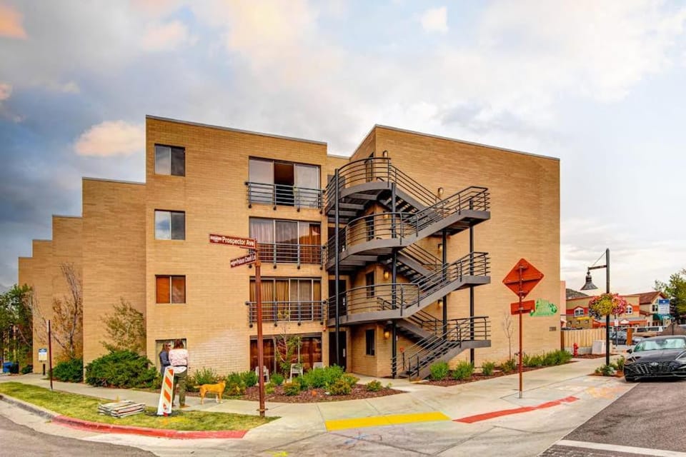 Top Level Downtown Condo with Fast WIFi Balcony & Great Location - Skiing Nearby House in Park City