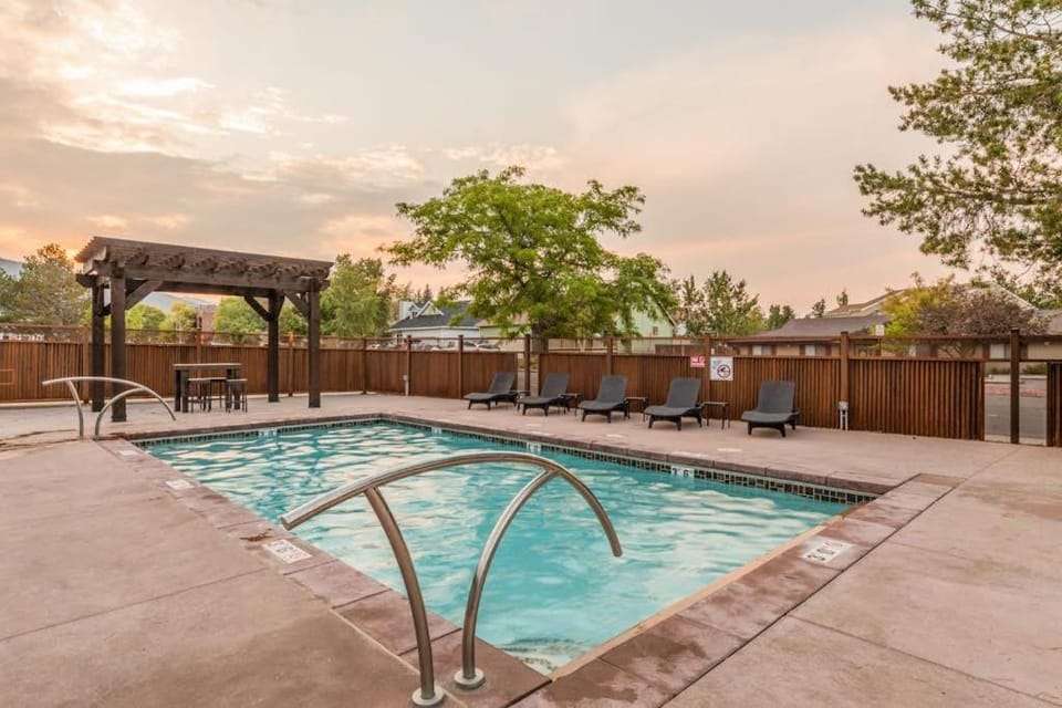 Central condo with WiFi AC patio hot tub & seasonal pool Apartment in Park City