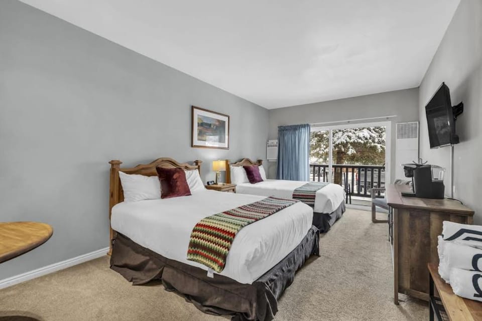 Central condo with WiFi AC patio hot tub & seasonal pool Apartment in Park City