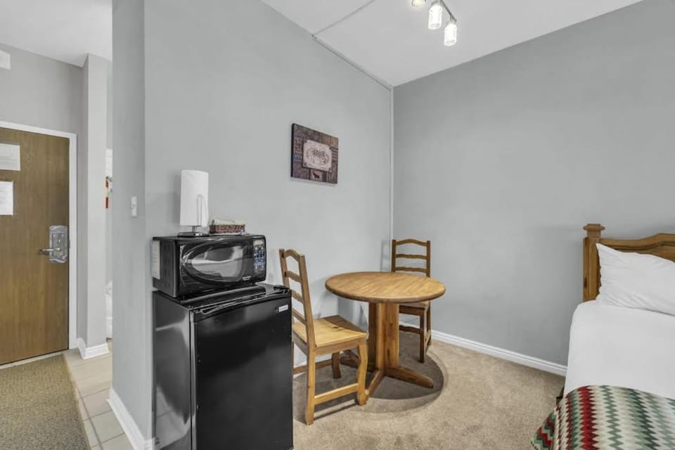 Central condo with WiFi AC patio hot tub & seasonal pool Apartment in Park City