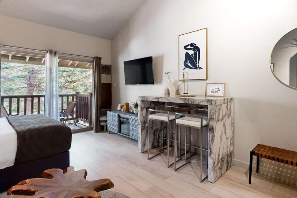 Lovely studio in the heart of town with Pool & Hot Tub on-site WiFi & deck House in Park City