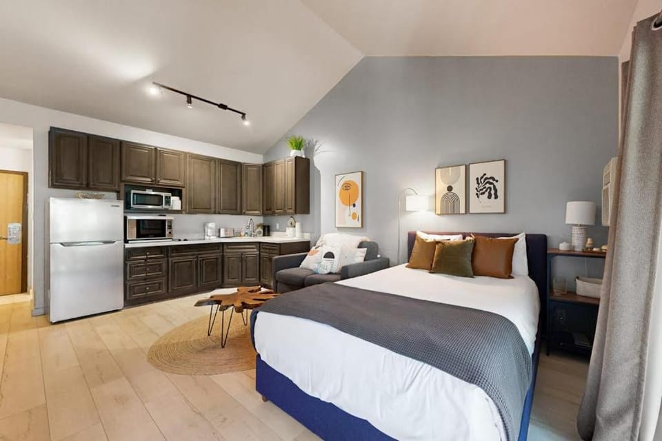 Lovely studio in the heart of town with Pool & Hot Tub on-site WiFi & deck House in Park City