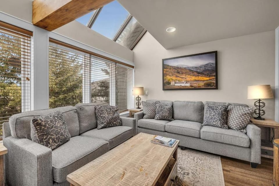Ski-in - ski-out condo with shared pool & hot tub gas fireplace House in Park City