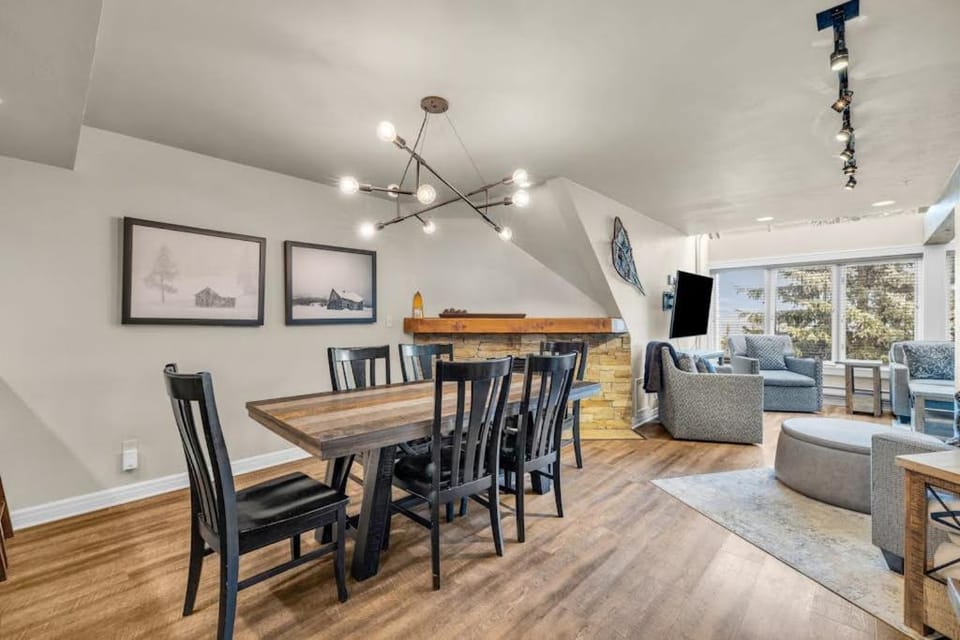 Ski-in - ski-out condo with shared pool & hot tub gas fireplace House in Park City