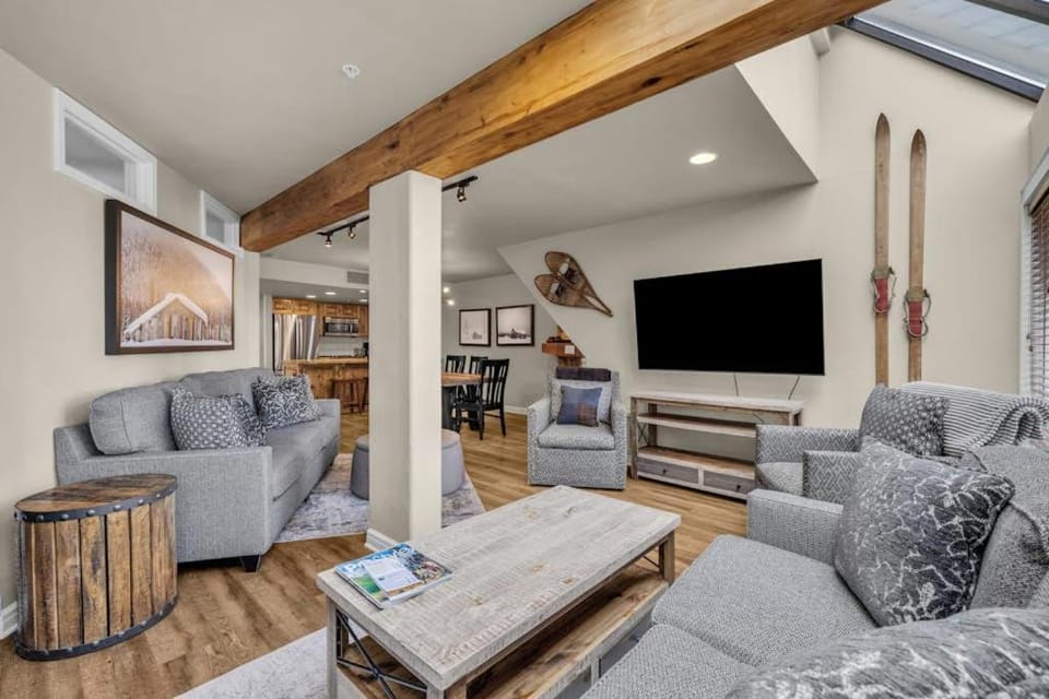 Ski-in - ski-out condo with shared pool & hot tub gas fireplace House in Park City
