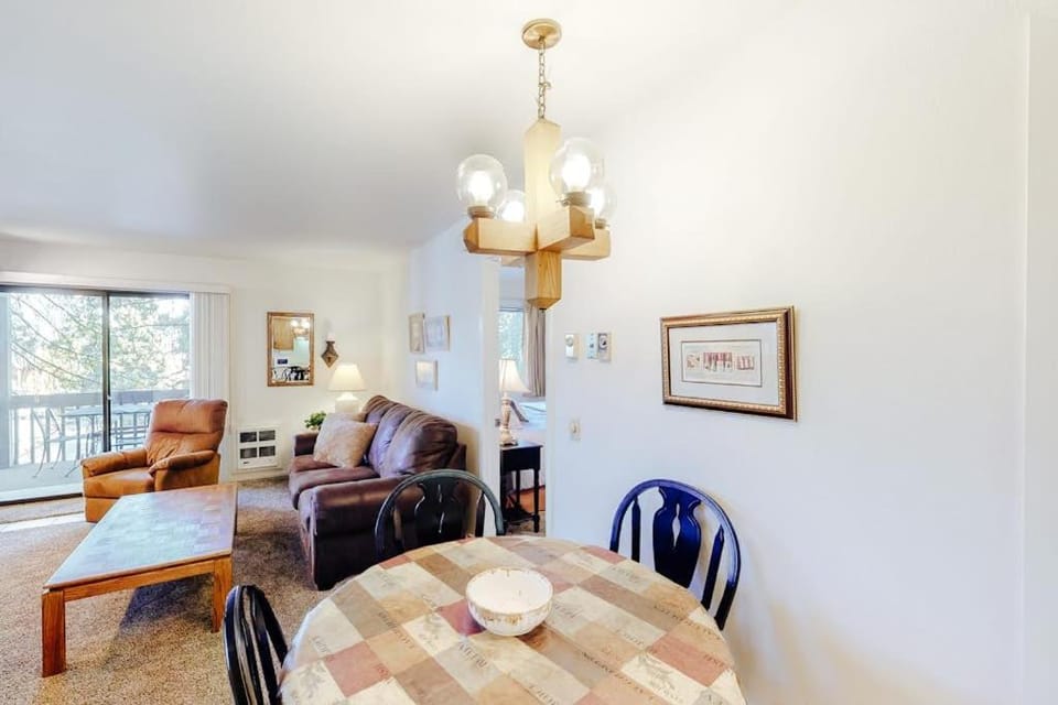 Cozy condo with fireplace clubhouse access free Wifi & shared Pool & Hot Tub House in Wasatch County