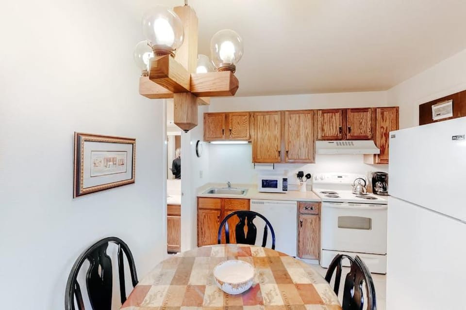 Cozy condo with fireplace clubhouse access free Wifi & shared Pool & Hot Tub House in Wasatch County
