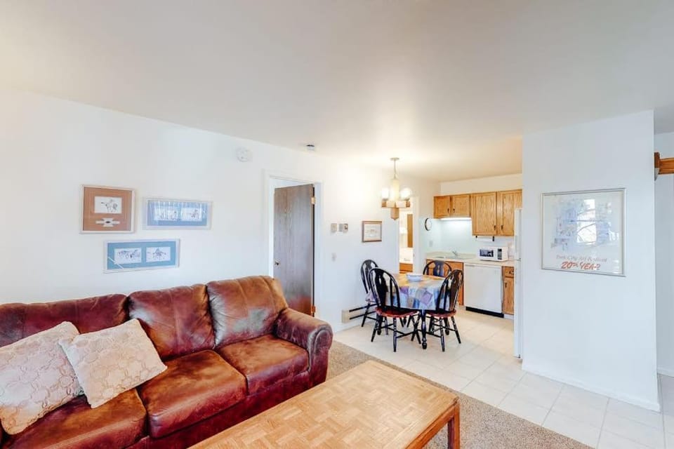 Cozy condo with fireplace clubhouse access free Wifi & shared Pool & Hot Tub House in Wasatch County