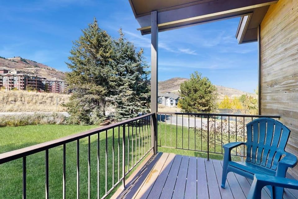 Ski Lodge-Inspired Condo with two lofts plus Shared Pools Hot Tubs & Tennis House in Wasatch County