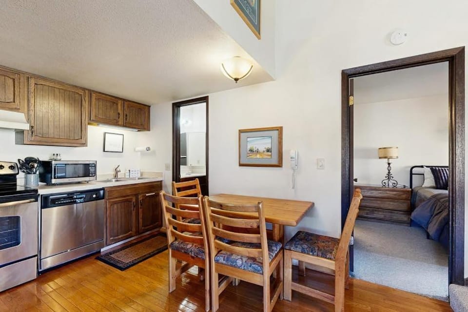 Ski Lodge-Inspired Condo with two lofts plus Shared Pools Hot Tubs & Tennis House in Wasatch County