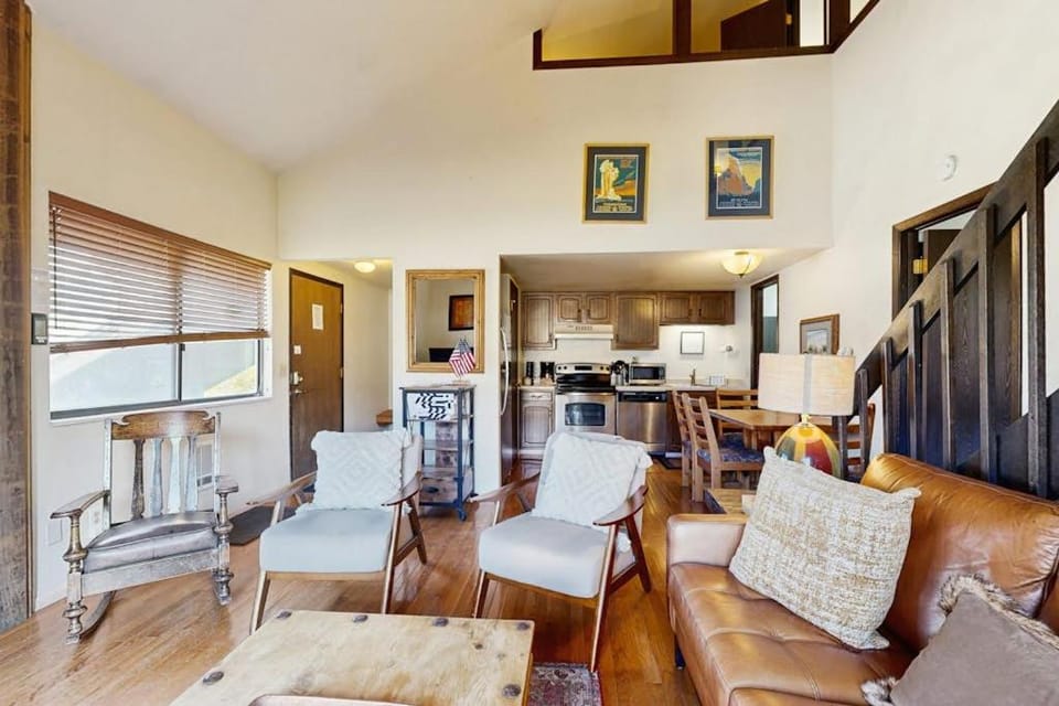 Ski Lodge-Inspired Condo with two lofts plus Shared Pools Hot Tubs & Tennis House in Wasatch County