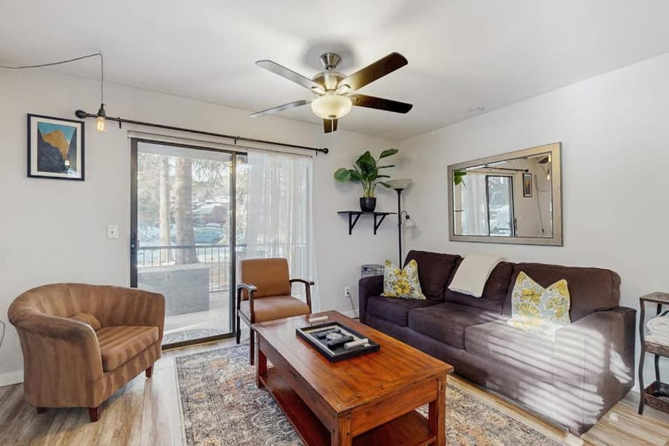 Cozy condo with fireplace clubhouse access free Wifi & shared Pool & Hot Tub House in Wasatch County