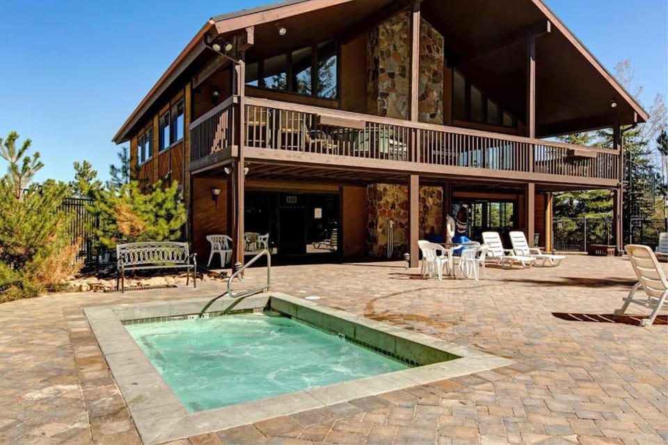 Cozy condo with fireplace clubhouse access free Wifi & shared Pool & Hot Tub House in Wasatch County