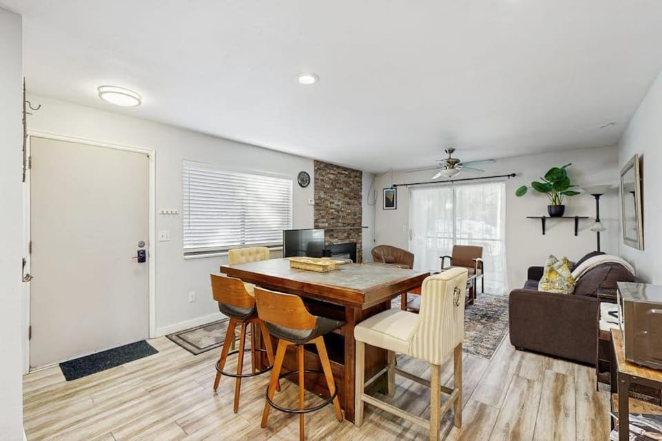 Cozy condo with fireplace clubhouse access free Wifi & shared Pool & Hot Tub House in Wasatch County