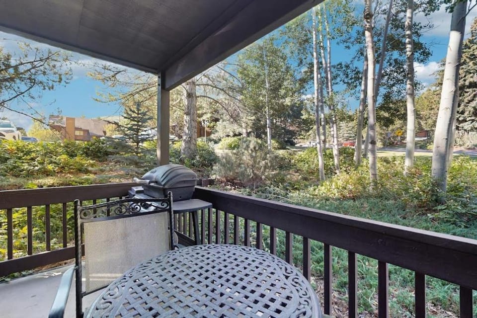 Charming Red Pines getaway minutes from slopes with stunning alpine views House in Wasatch County