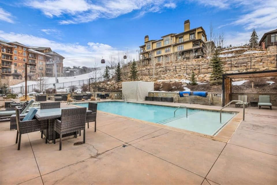 All-Suite Ski-In Ski-Out Penthouse - Pool Hot Tub & Mountain-View Balcony House in Wasatch County