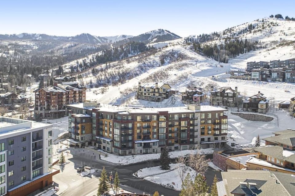 All-Suite Ski-In Ski-Out Penthouse - Pool Hot Tub & Mountain-View Balcony House in Wasatch County