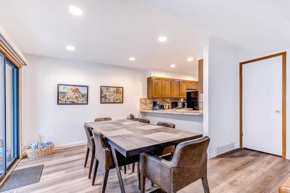 Central townhouse with private hot tub wood fireplace & ski shuttle access House in Cottonwood Heights