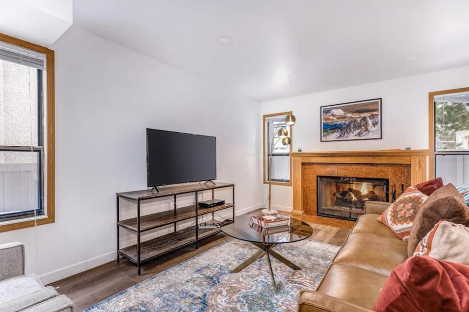 Central townhouse with private hot tub wood fireplace & ski shuttle access House in Cottonwood Heights
