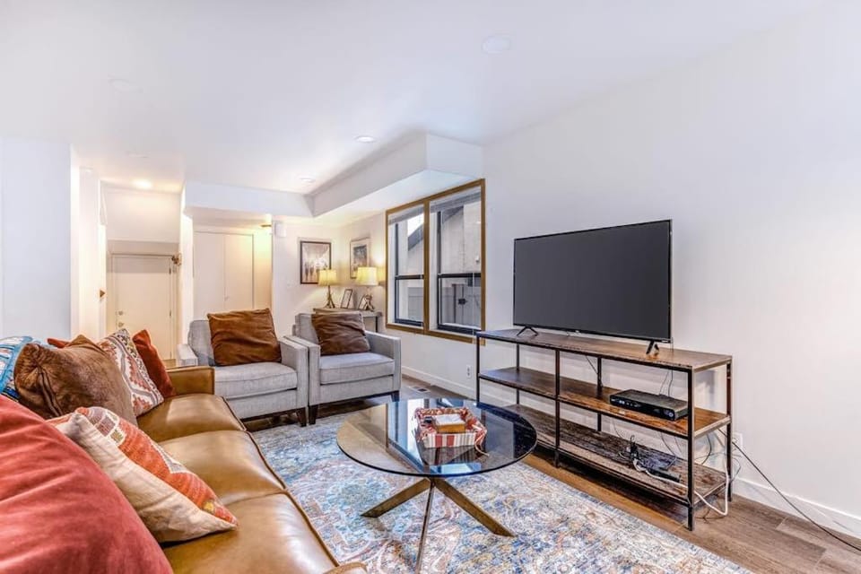 Central townhouse with private hot tub wood fireplace & ski shuttle access House in Cottonwood Heights