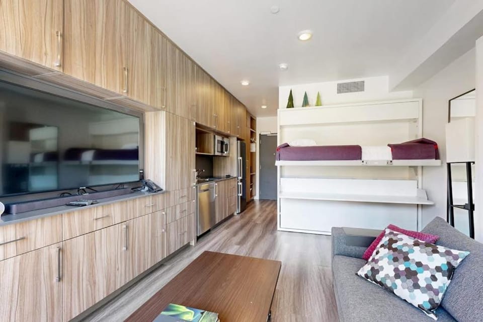 Walk-to-lift studio with hot tub sauna pool gym & game room - Dog friendly Apartment in Wasatch County