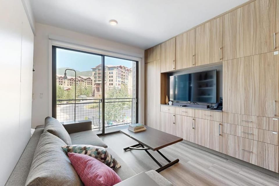 Walk-to-lift studio with hot tub sauna pool gym & game room - Dog friendly Apartment in Wasatch County