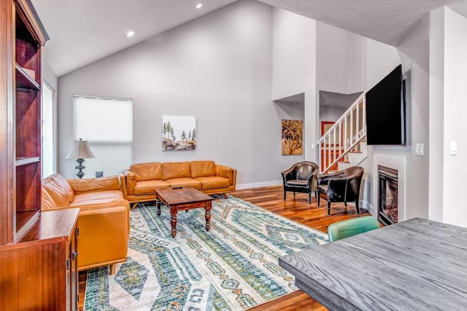 Newly remodeled home with arge private hot tub fireplace & nearby park House in Cottonwood Heights