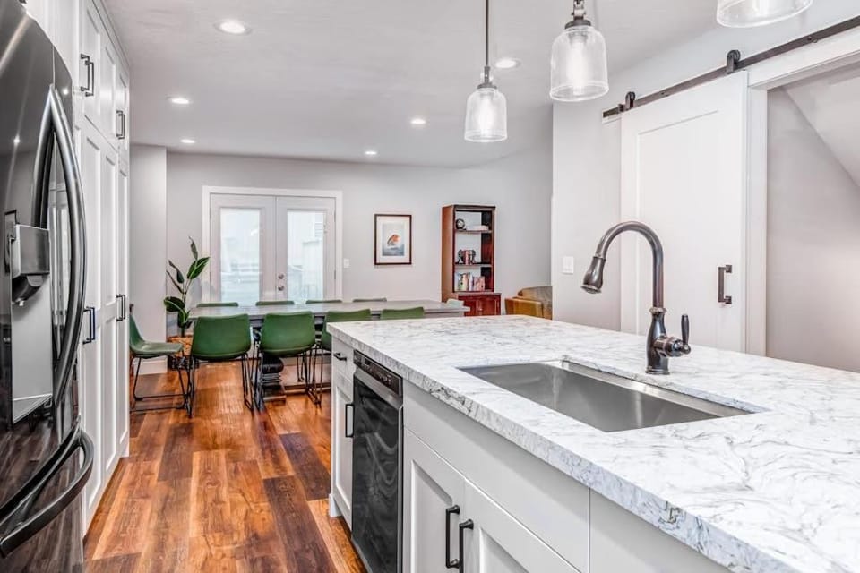 Newly remodeled home with arge private hot tub fireplace & nearby park House in Cottonwood Heights