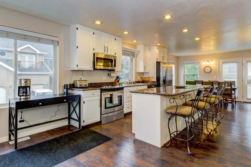 Modern Townhouse with Jetted Tub & Private Deck - Close to Four Ski Areas House in Cottonwood Heights
