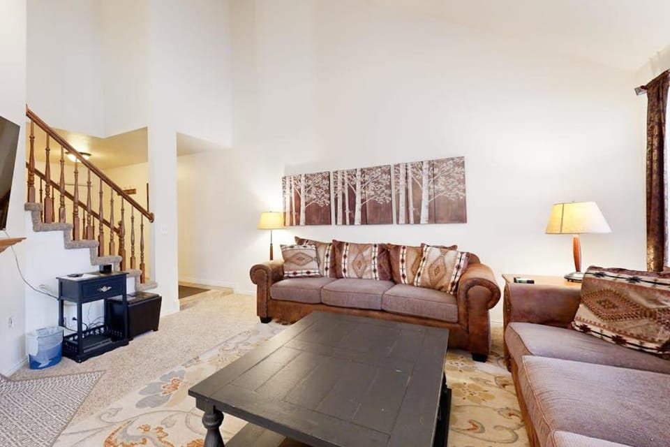 Updated Condo with Private Hot Tub Mountain Views & Gas Grill - Close to Skiing House in Cottonwood Heights