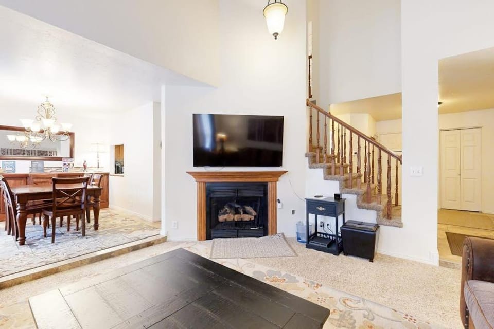 Updated Condo with Private Hot Tub Mountain Views & Gas Grill - Close to Skiing House in Cottonwood Heights
