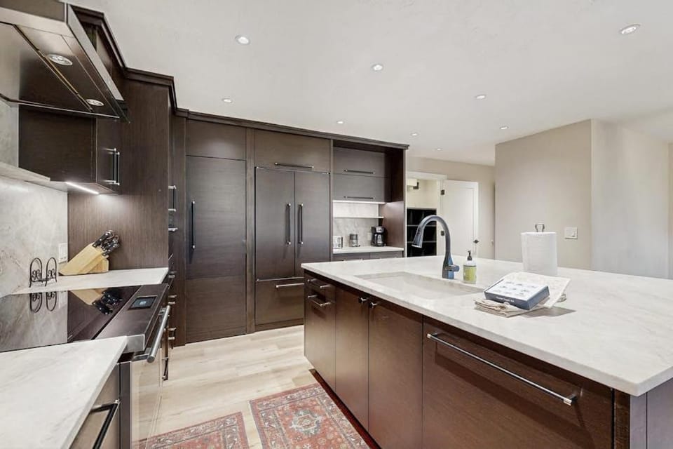 Large & Luxurious Home with Private Hot Tub and Fireplace House in Cottonwood Heights