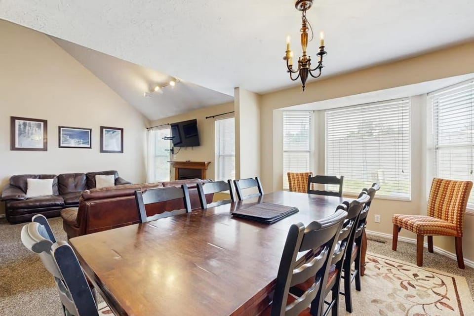 Roomy townhouse with full kitchen private hot tub & patio - near skiing House in Cottonwood Heights
