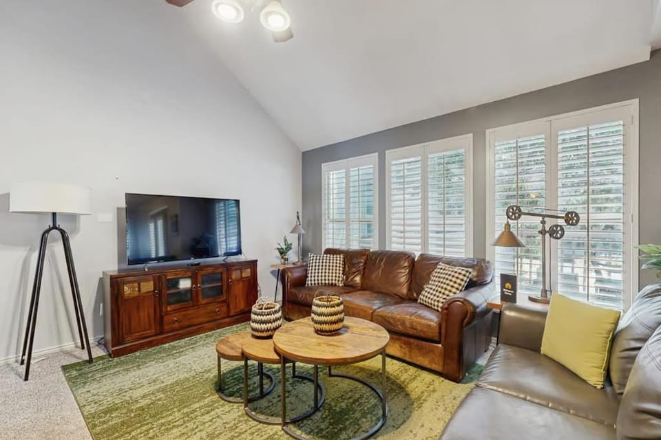 Quiet & spacious townhome with a private hot tub & great views - close to skiing House in Cottonwood Heights