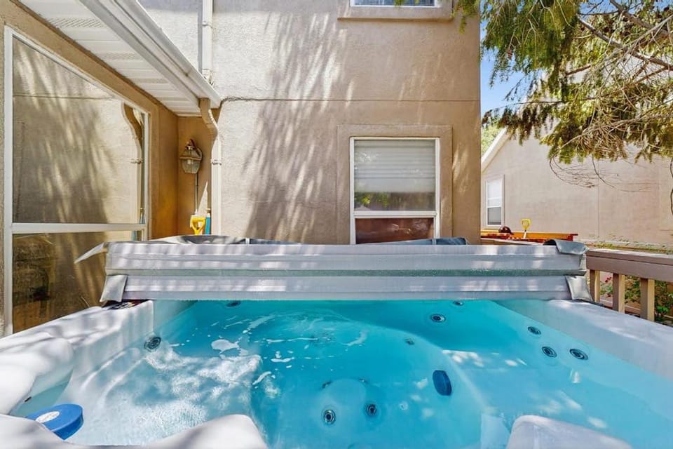 Quiet & spacious townhome with a private hot tub & great views - close to skiing House in Cottonwood Heights