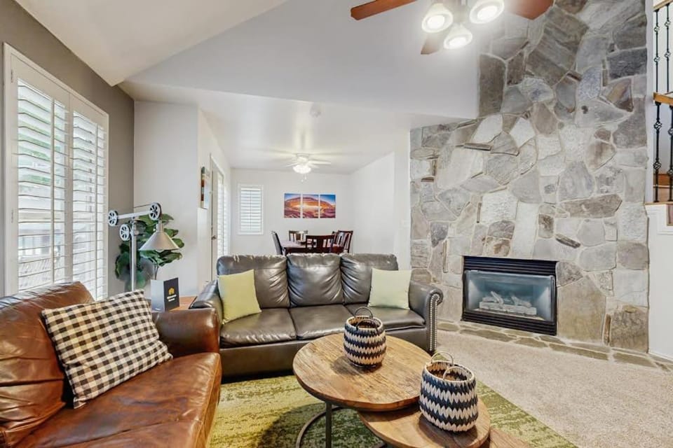 Quiet & spacious townhome with a private hot tub & great views - close to skiing House in Cottonwood Heights