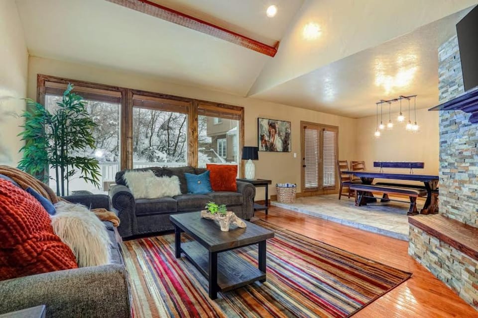 Recently updated townhome with a private hot tub deck & wet bar - bus to slopes House in Cottonwood Heights