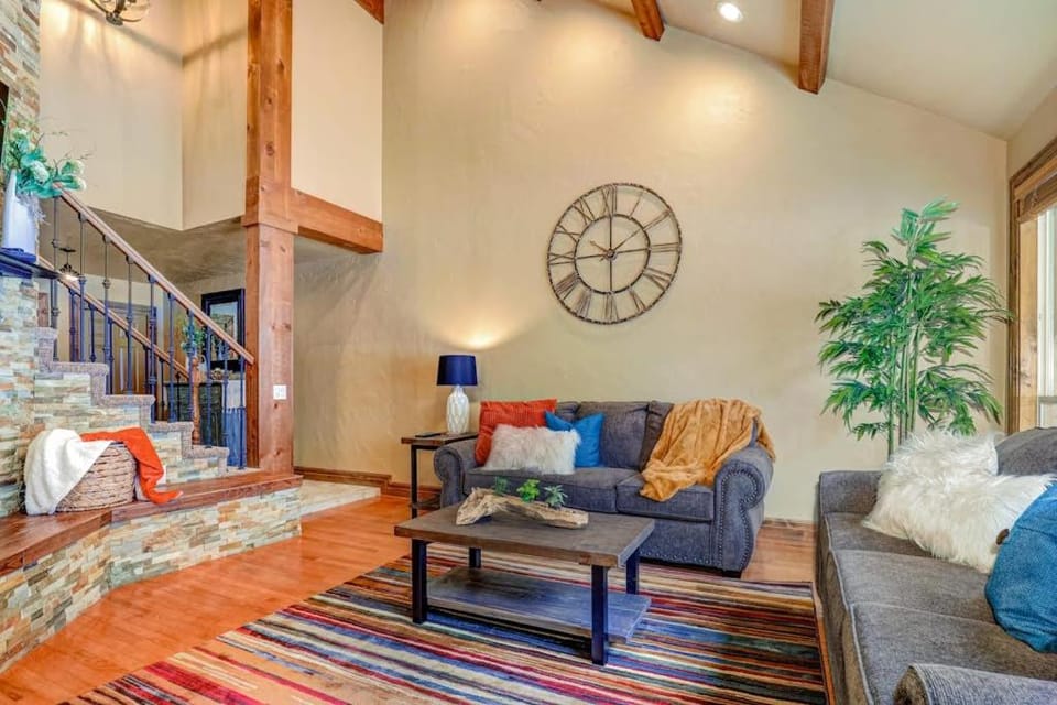 Recently updated townhome with a private hot tub deck & wet bar - bus to slopes House in Cottonwood Heights