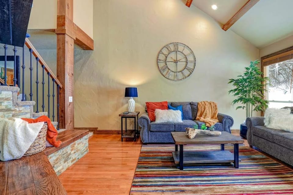 Recently updated townhome with a private hot tub deck & wet bar - bus to slopes House in Cottonwood Heights