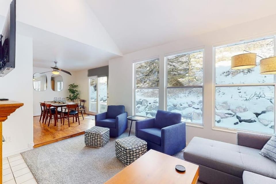 Stylish Ski Retreat with a Gas Fireplace Fast WiFi Private Hot Tub & Patio House in Cottonwood Heights