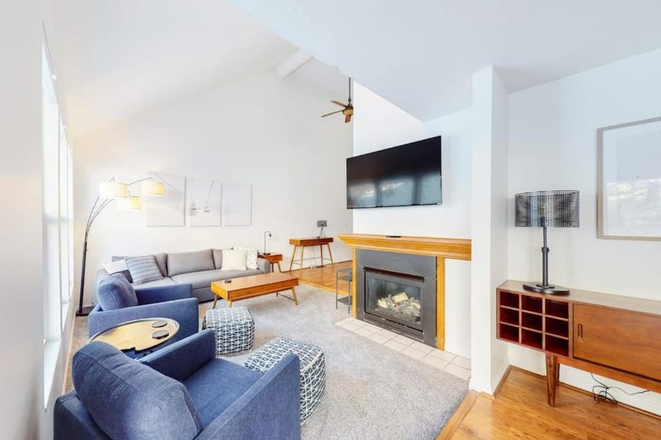 Stylish Ski Retreat with a Gas Fireplace Fast WiFi Private Hot Tub & Patio House in Cottonwood Heights