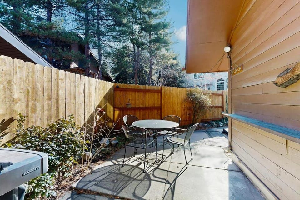 Spacious split-level townhome with private hot tub & game room -close to canyons House in Cottonwood Heights
