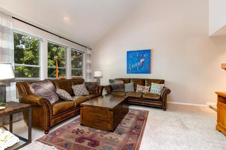 Terrific central location for ski resort access with private hot tub & fireplace House in Cottonwood Heights