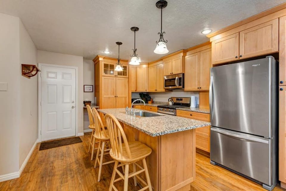 Terrific central location for ski resort access with private hot tub & fireplace House in Cottonwood Heights