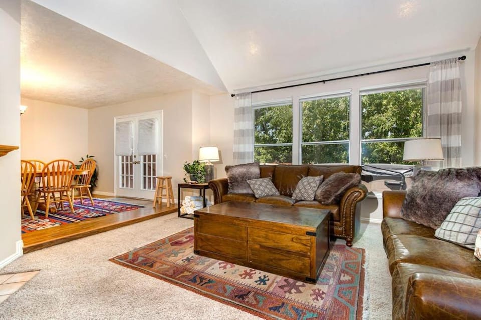 Terrific central location for ski resort access with private hot tub & fireplace House in Cottonwood Heights