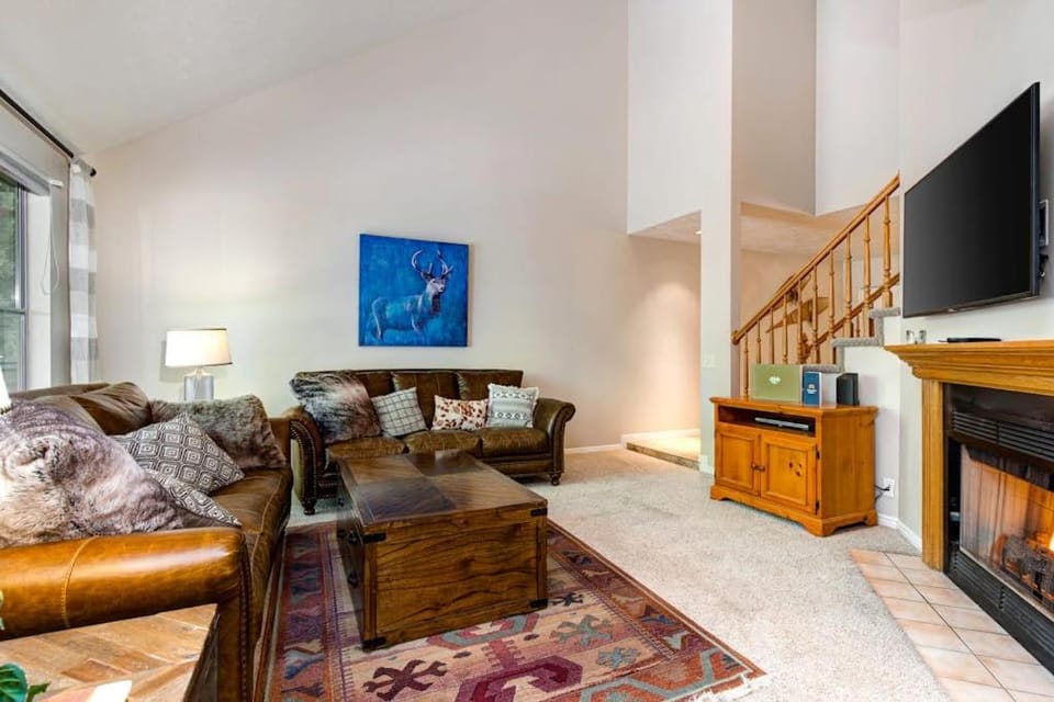 Terrific central location for ski resort access with private hot tub & fireplace House in Cottonwood Heights