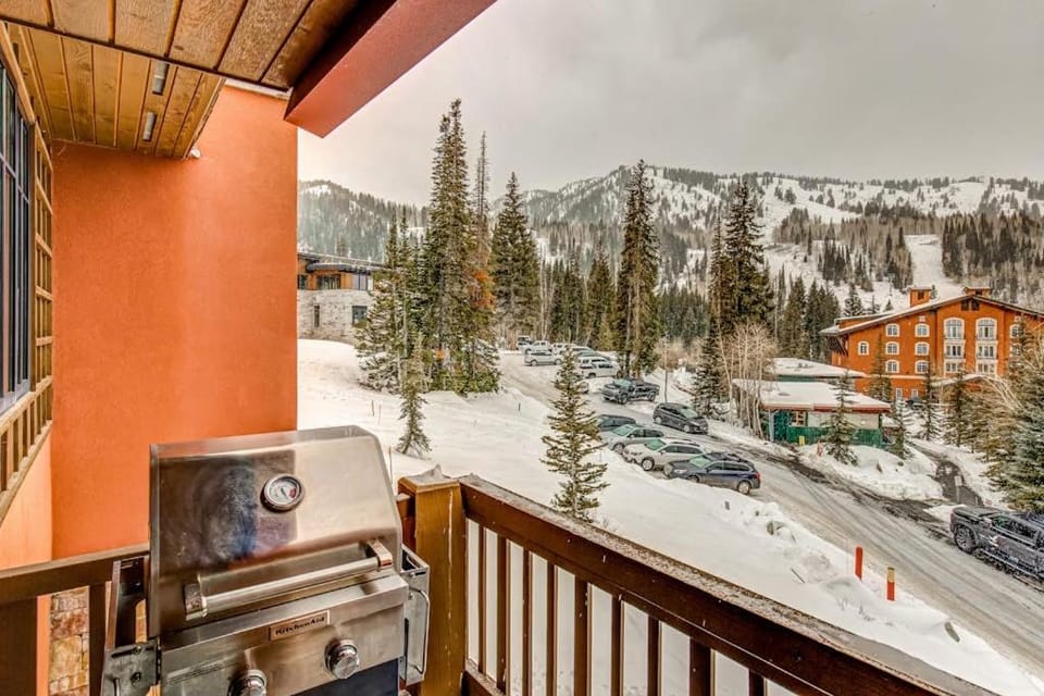 Resort Townhome with Deck Grill Fireplace WiFi Shared Pool & Hot Tub-Sauna House in Wasatch County