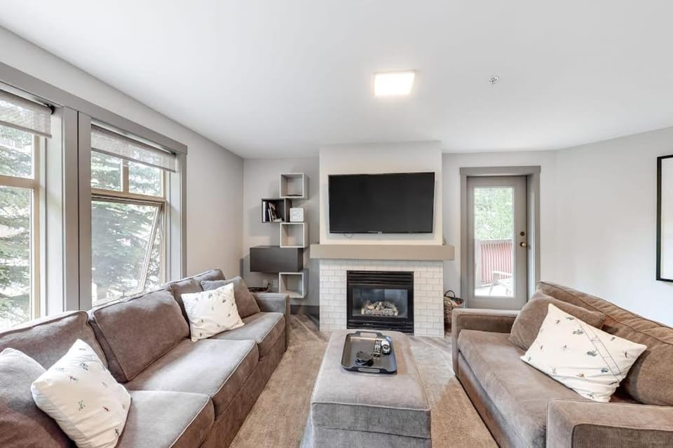 Warm & Welcoming Condo with Free WiFi Access to Pools Hot Tubs House in Wasatch County