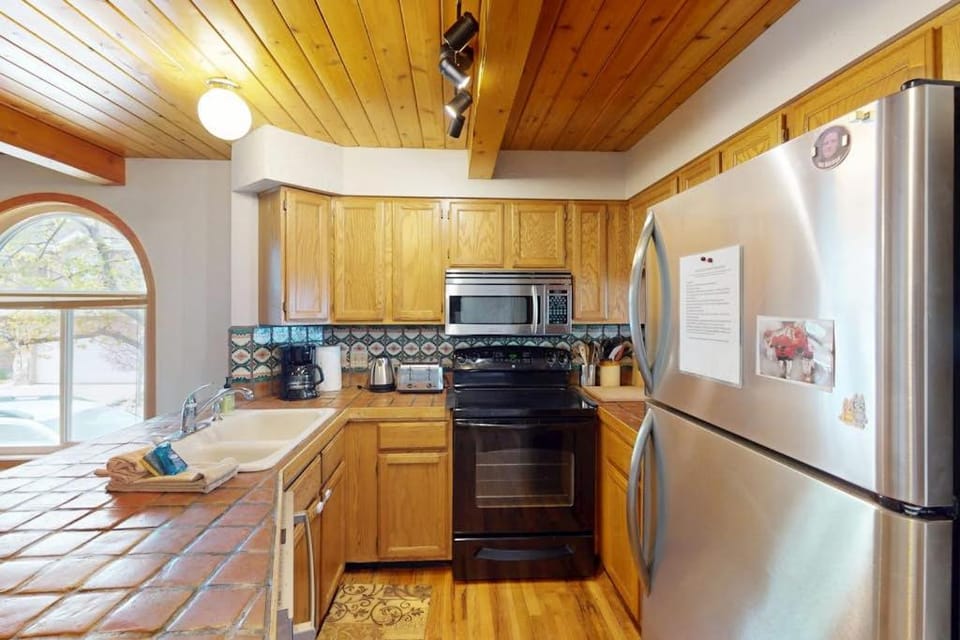 Cozy townhouse with rustic feel - private sauna & gas fireplace House in Cottonwood Heights