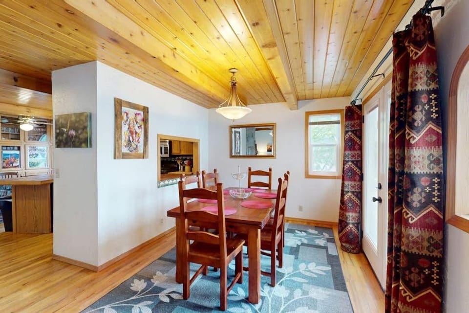 Cozy townhouse with rustic feel - private sauna & gas fireplace House in Cottonwood Heights